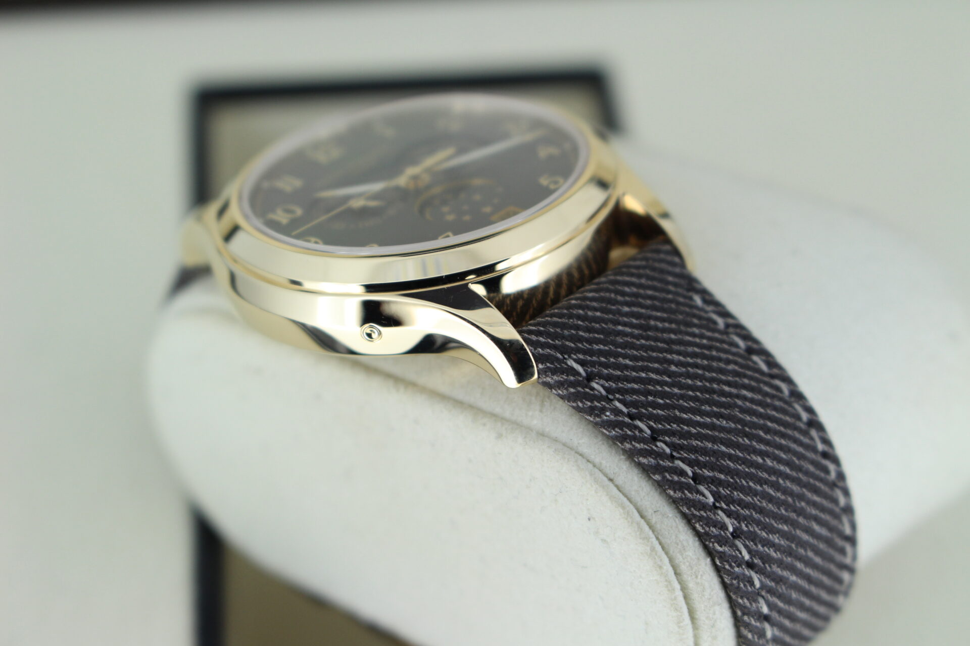 Patek Philippe Complications 4946R-001 shoulder