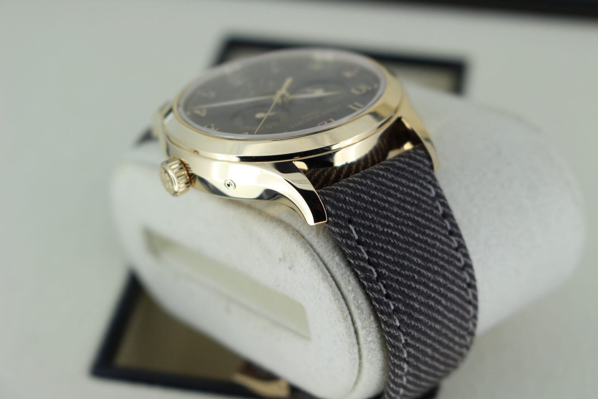 Patek Philippe Complications 4946R-001 shoulder