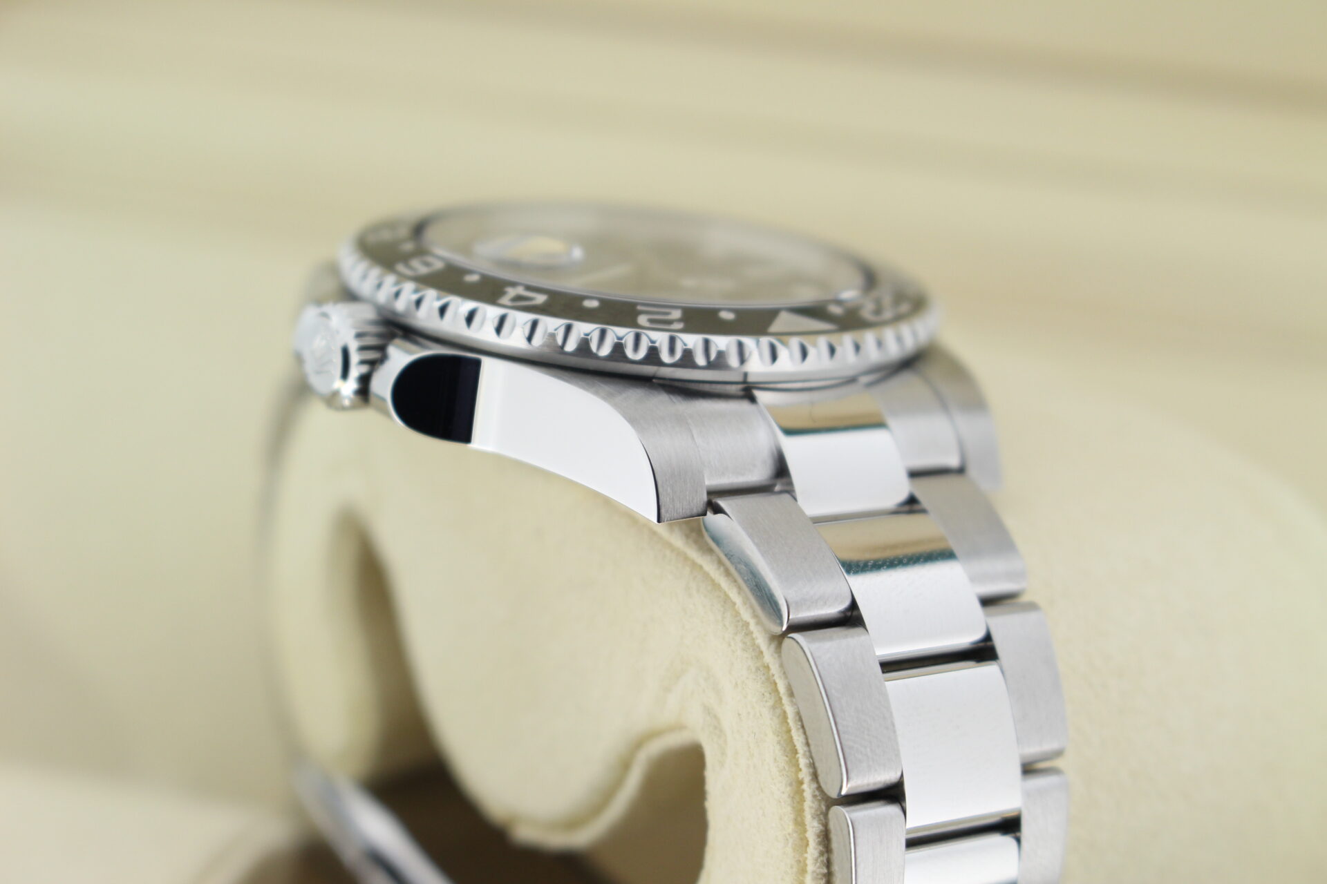 Rolex GMT Master II 116710LN shoulder