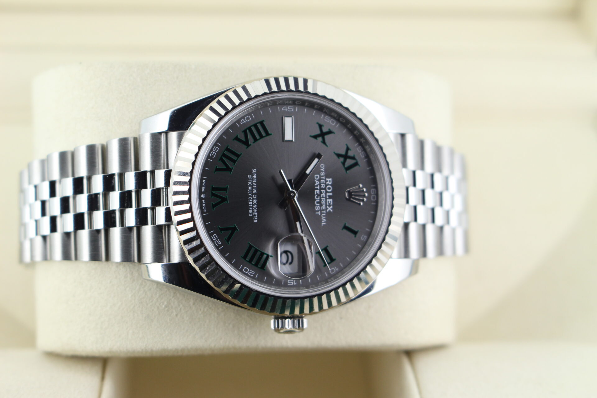 Rolex Datejust 41 Wimbledon 126334 on it's side