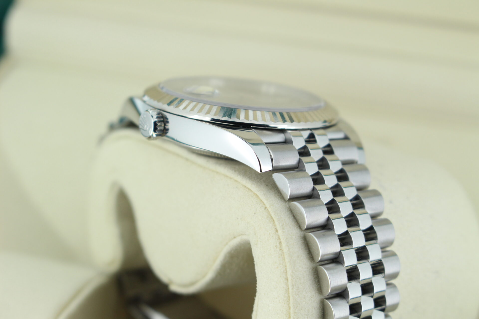 Rolex Datejust 41 Wimbledon 126334 shoulder