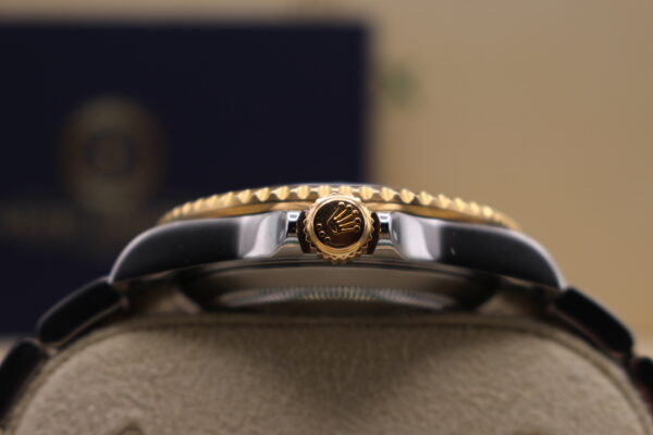 Rolex Submariner Bluesy front view of crown