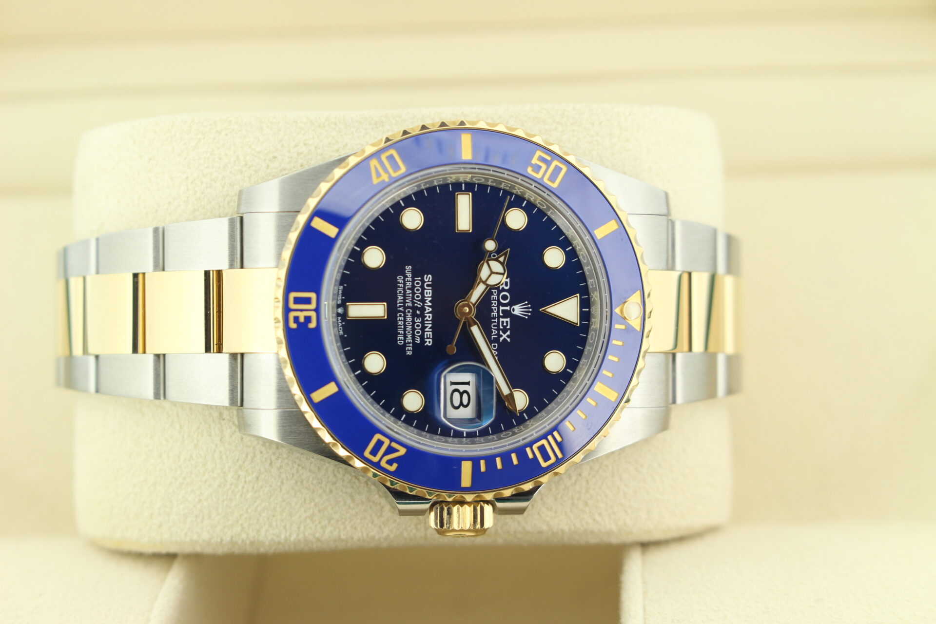 Rolex Submariner Bluesy 41mm 126613LB on it's side