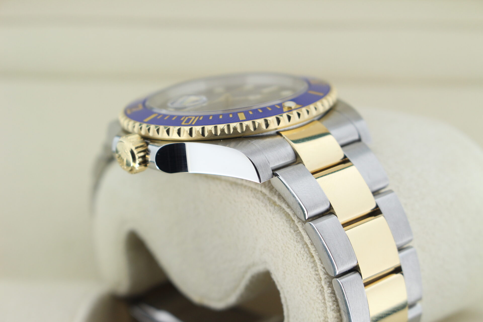 Rolex Submariner Bluesy 41mm 126613LB shoulder