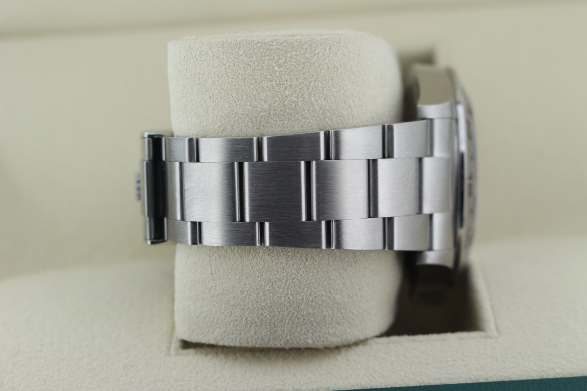 Rolex Explorer II Polar 226570 Oyster bracelet
