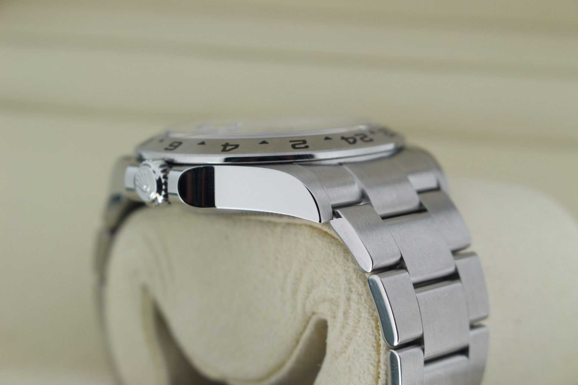 Rolex Explorer II Polar 226570 shoulder