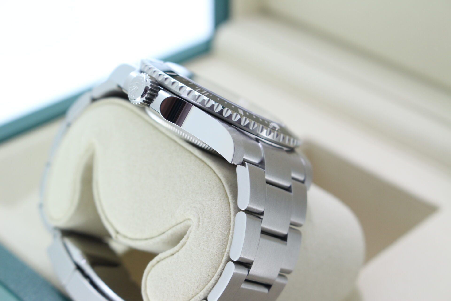 Rolex Submariner No Date 124060 shoulder