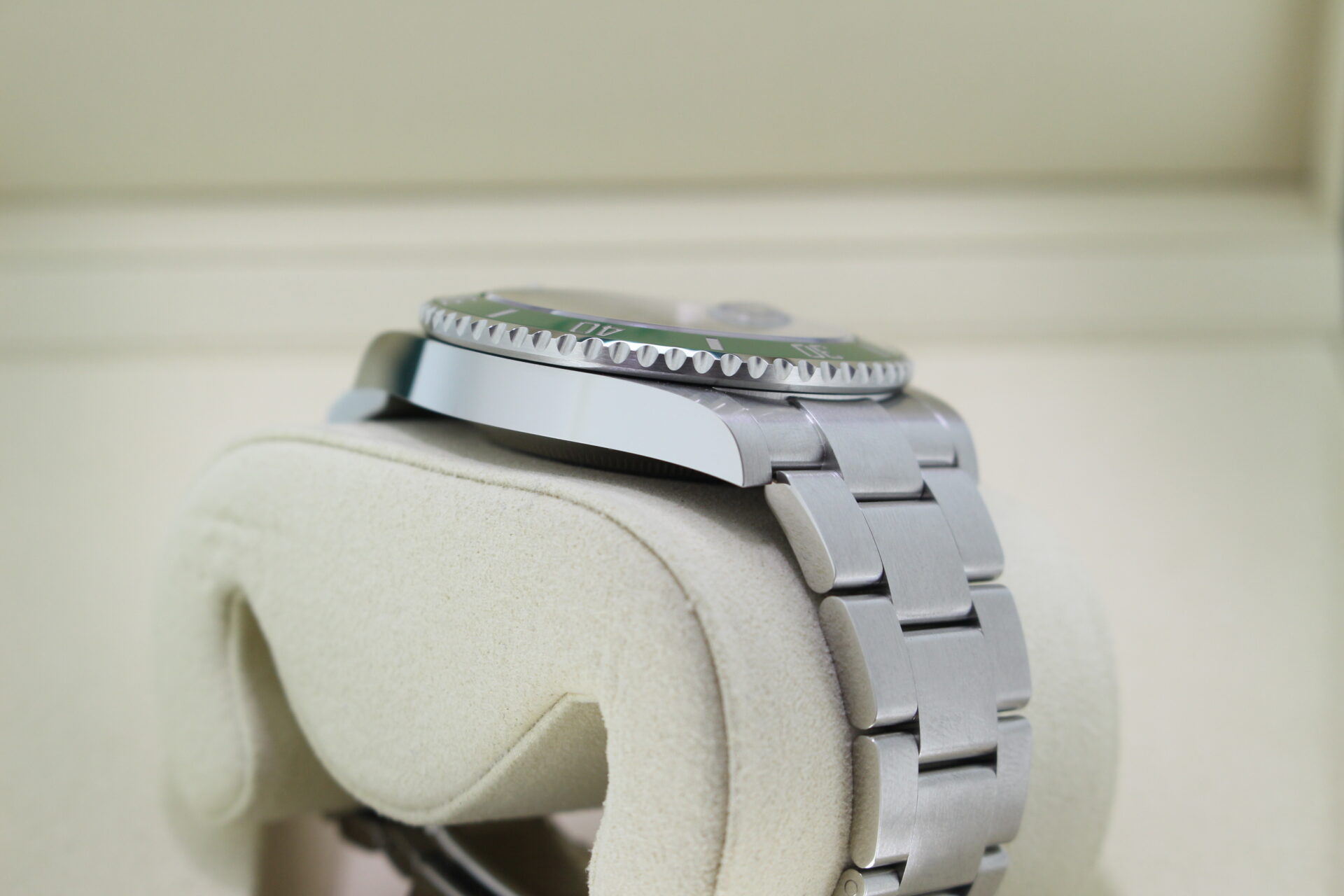 Rolex Submariner Starbucks 41mm 126610LV shoulder