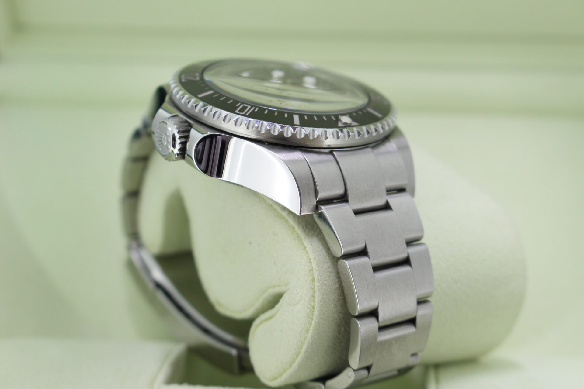 Rolex Deepsea James Cameron 116660 shoulder