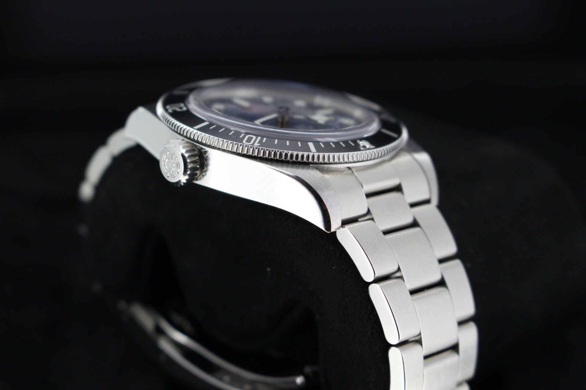 Tudor Black Bay 68 7943A1A0NUTudor Black Bay 68 7943A1A0NU shoulder