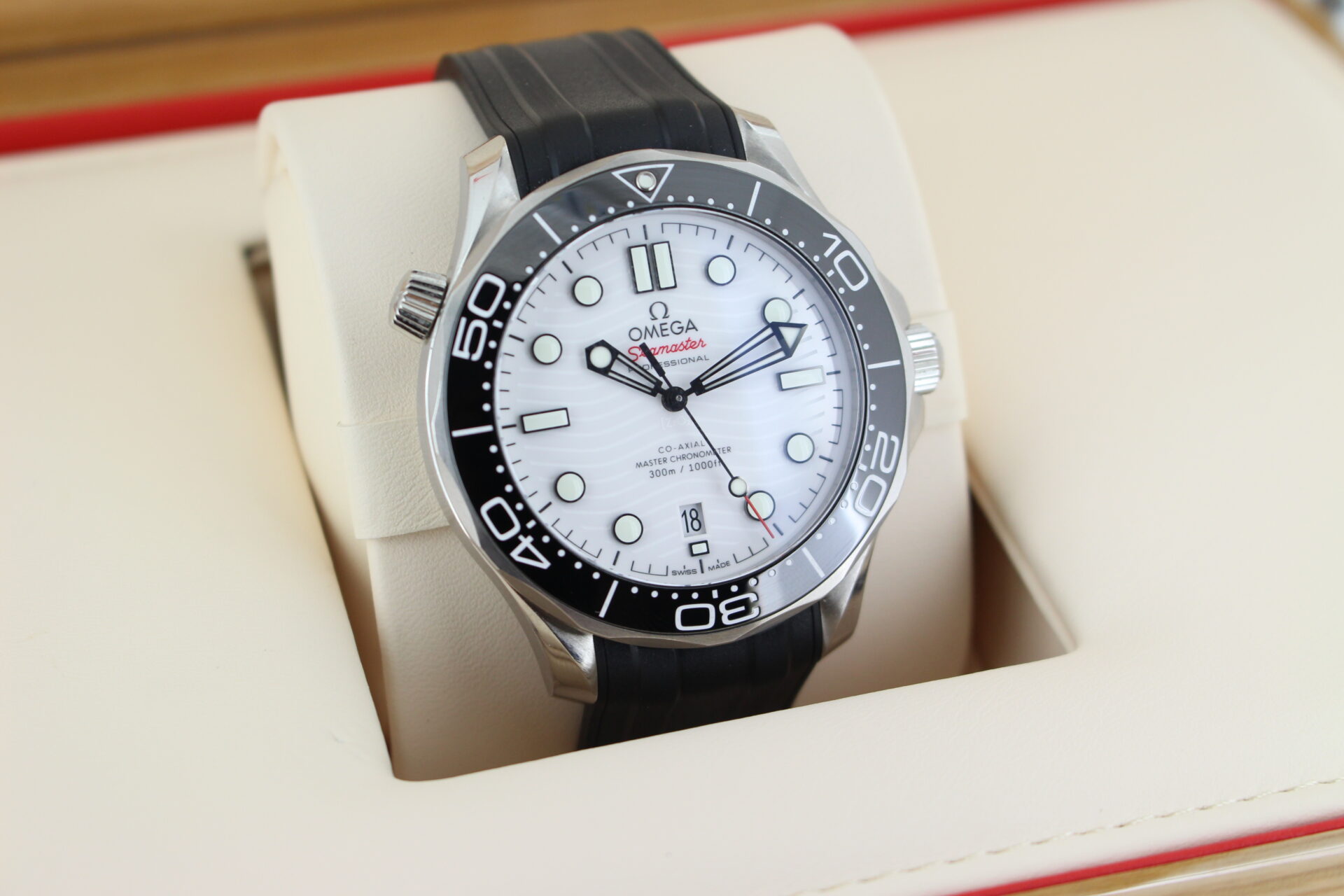 Omega Seamaster 300m White facing towards the right to show the left angle