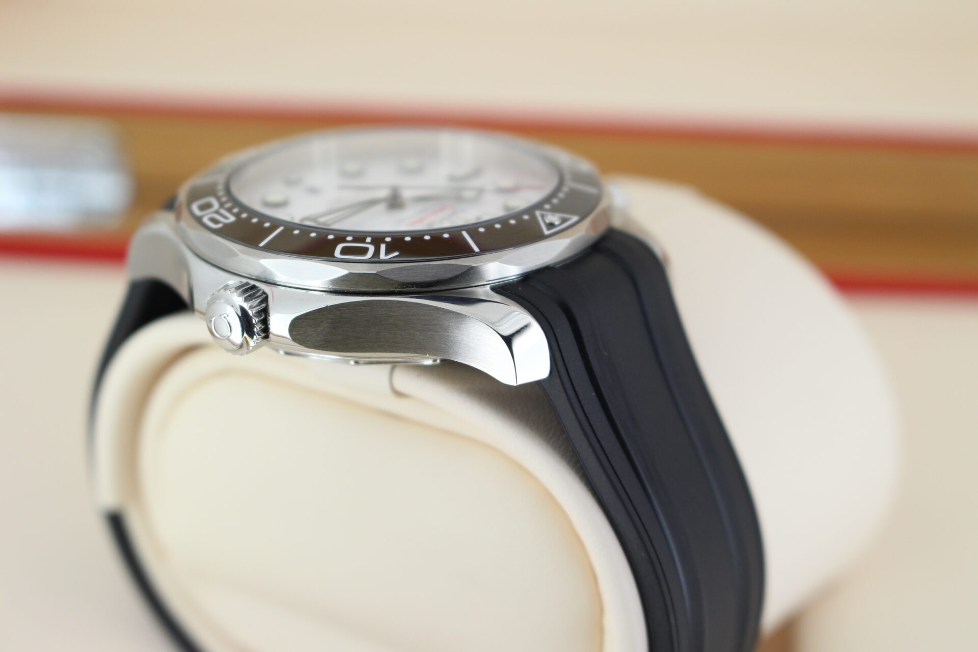 Omega Seamaster 300m White shoulder