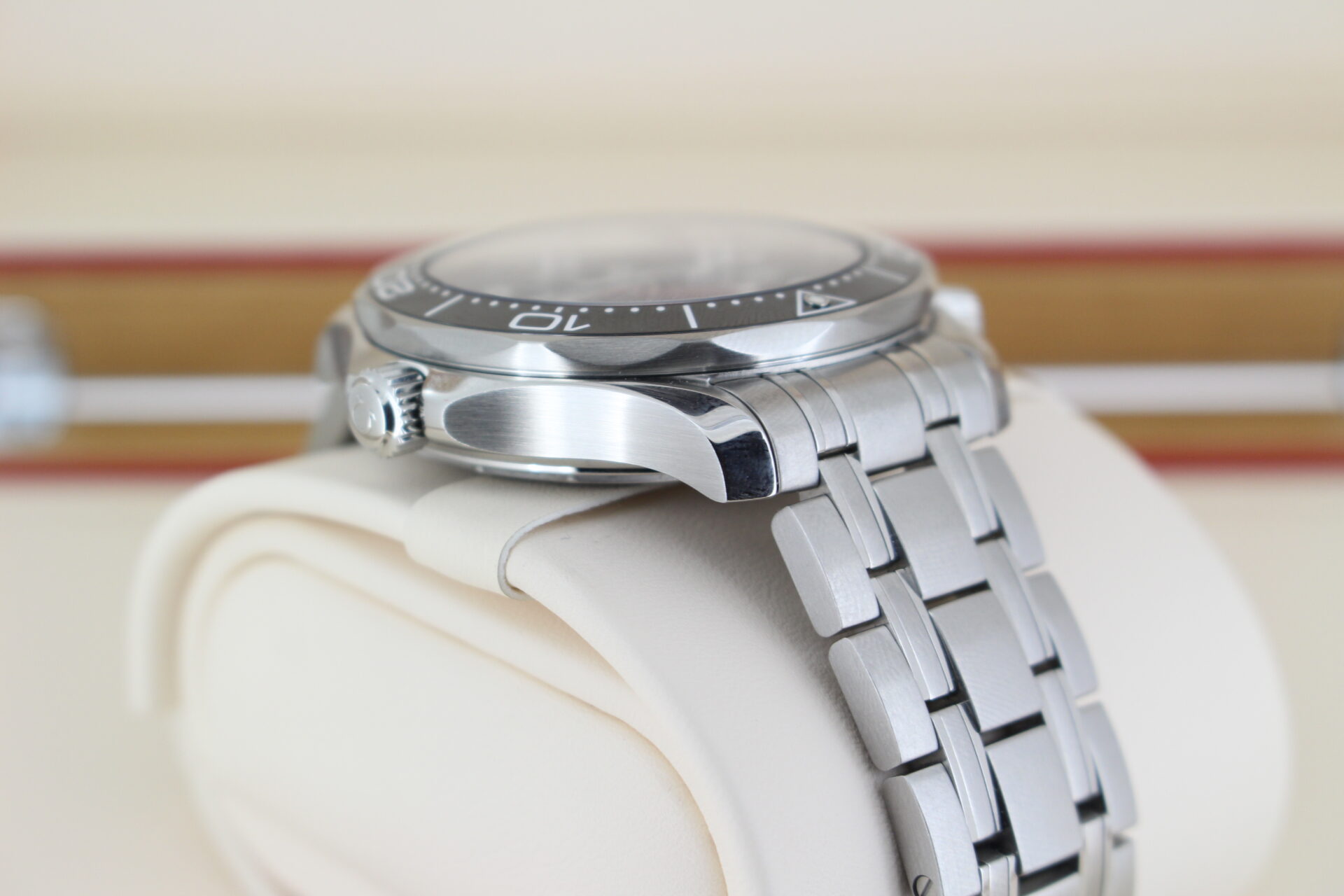 Omega Seamaster Diver Black 300m shoulder