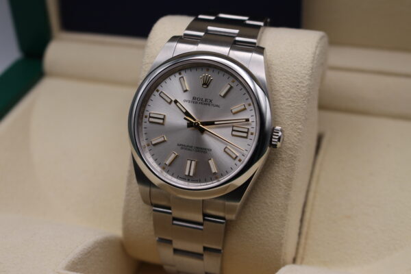 Rolex Oyster Perpetual 41 124300 - Image 4