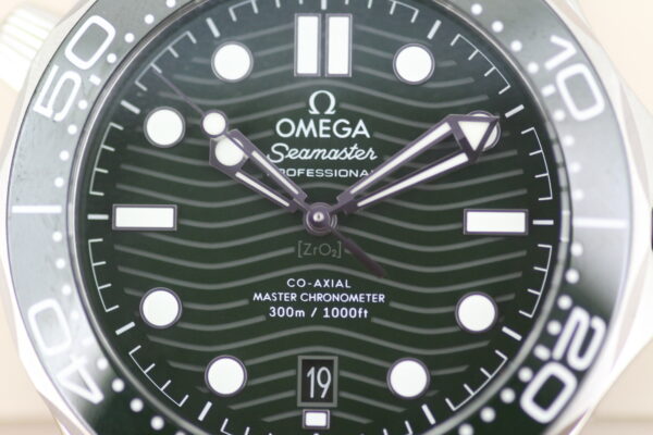 Omega Seasmaster Diver Green 300m close up of green dial