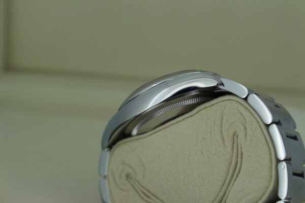 Rolex Oyster Perpetual 36 126000 view of case