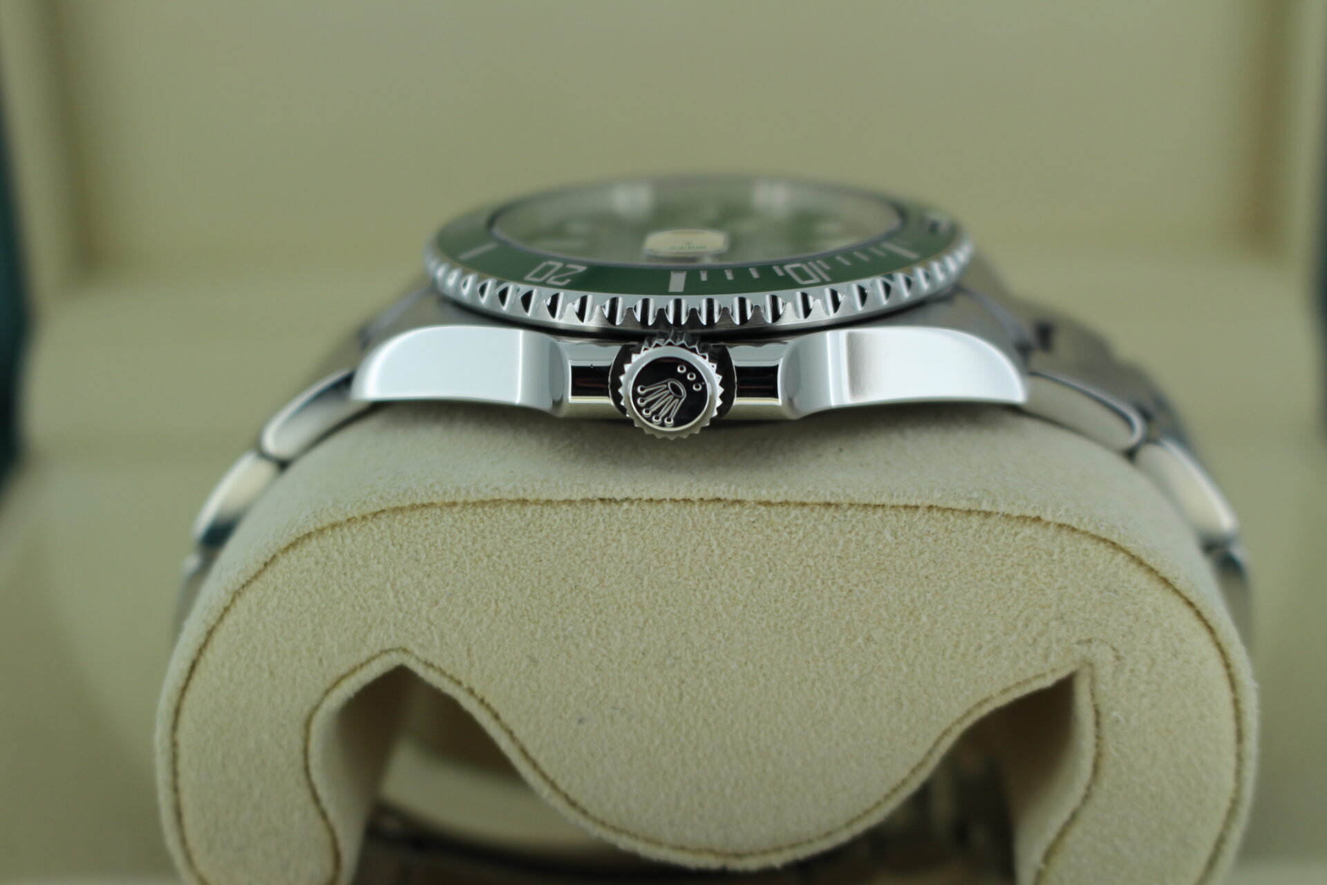 Rolex Submariner Hulk 126610LV crown