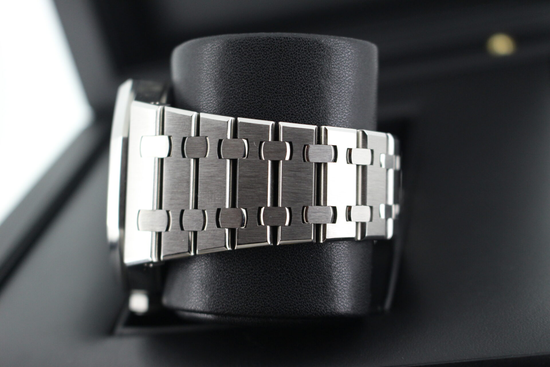 Audemars Piguet Royal Oak 15500ST - Image 8