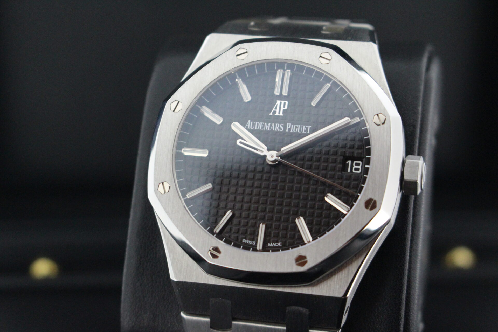 Light reflecting on a AP royal oak dial