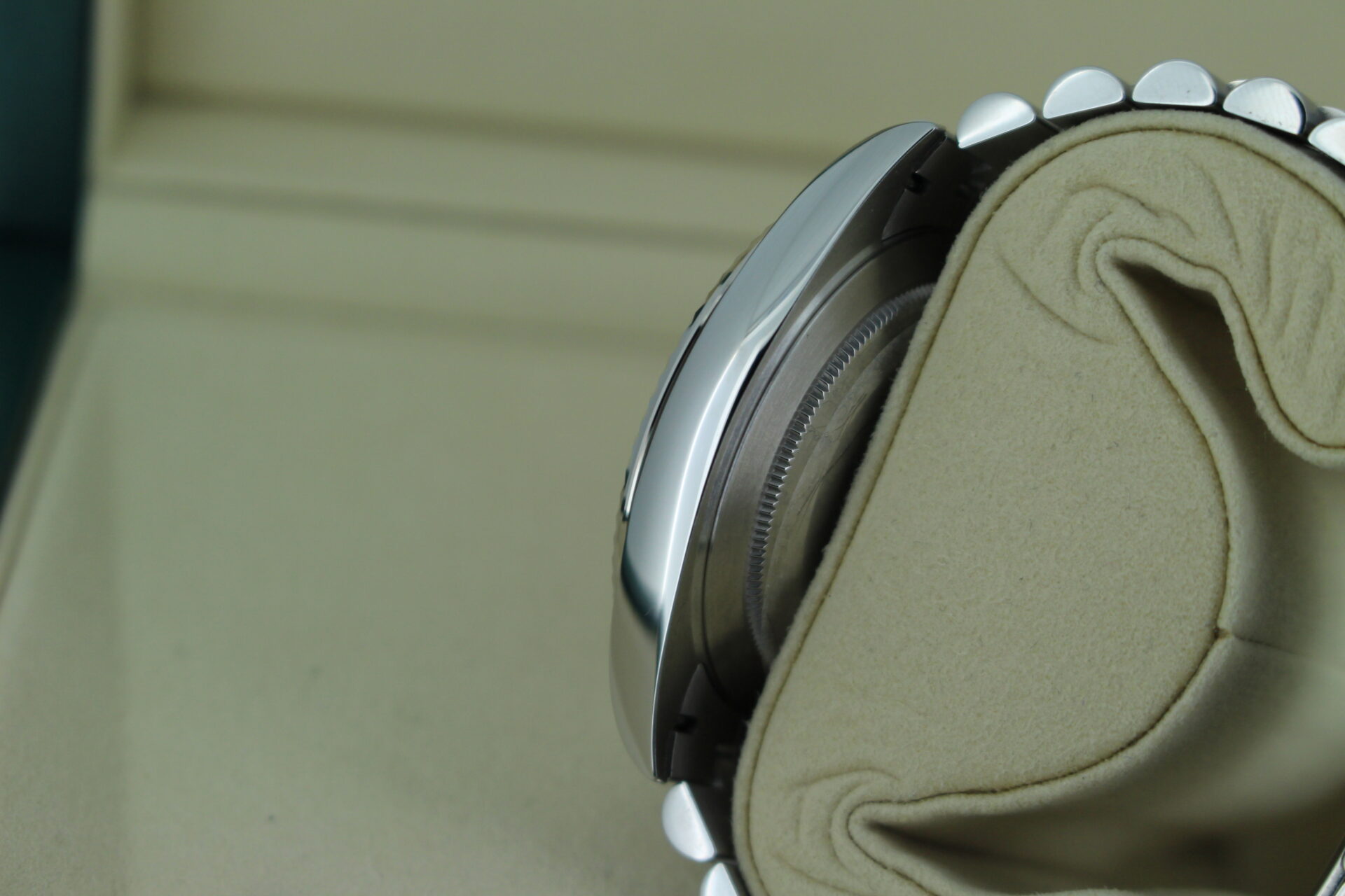 Rolex Datejust 41 Wimbledon 126334 case angle