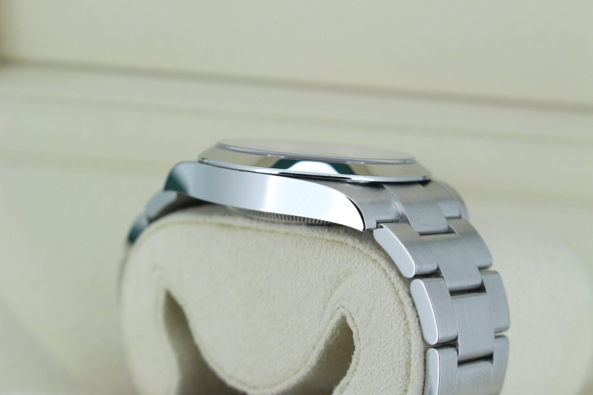 Rolex Air-King 126900 angle of case