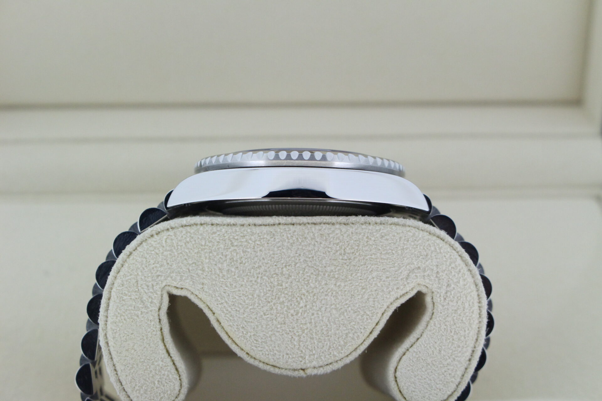 Rolex GMT Master II Pepsi 126710BLNR case