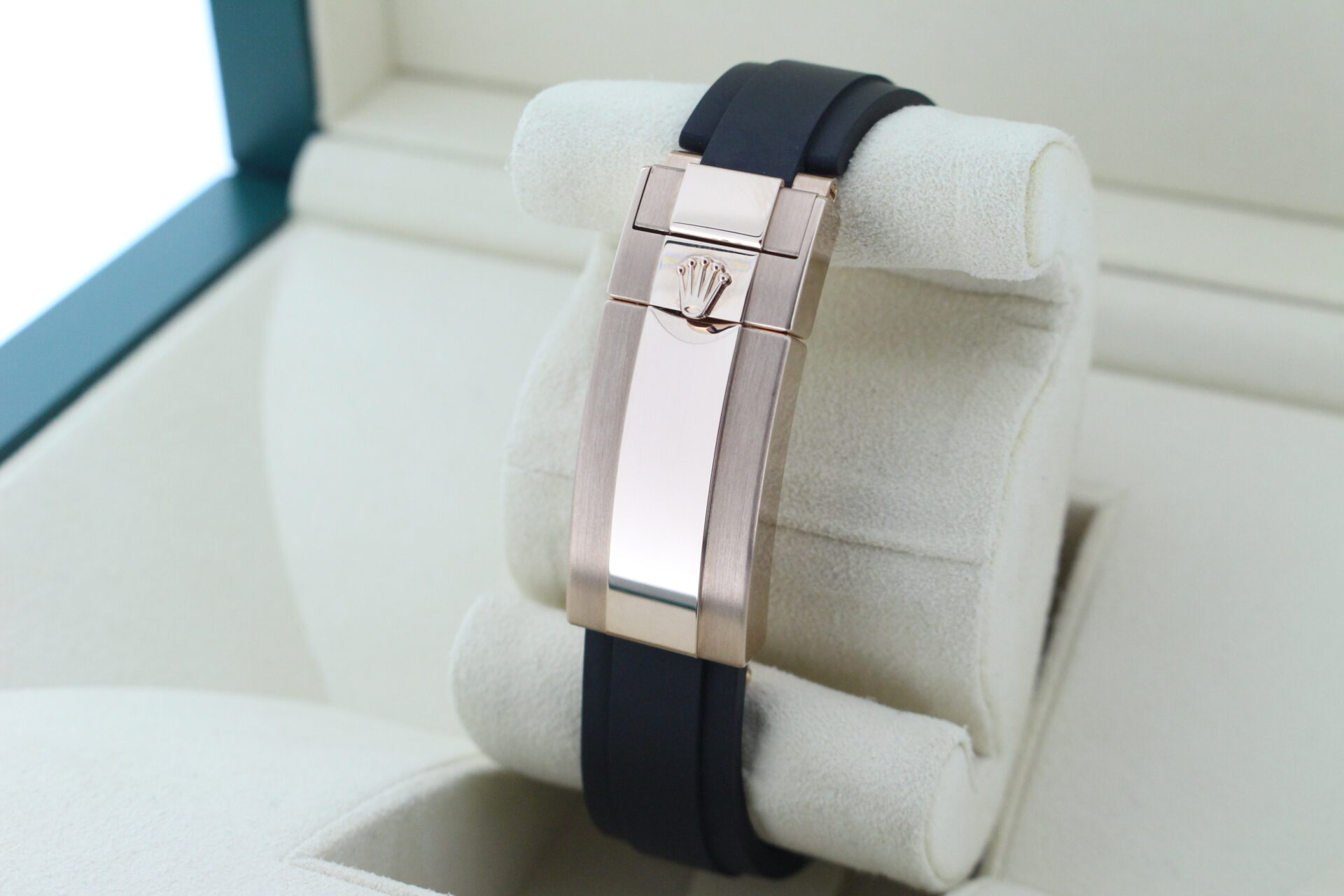 Rolex Daytona Everose Gold 126515LN clasp on an Oysterflex bracelet