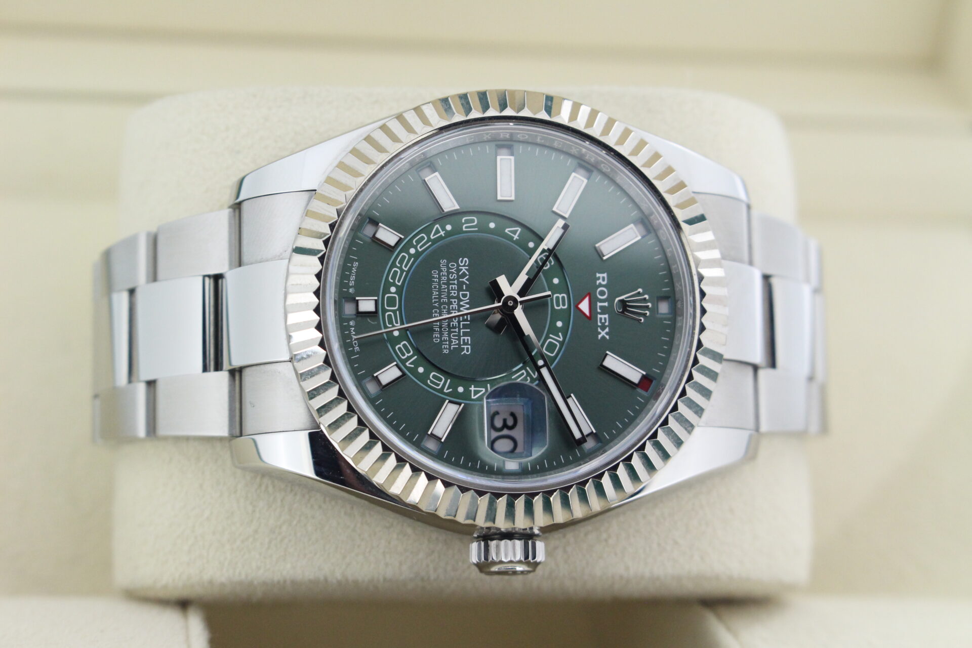 Rolex Sky-dweller 336934 Green Dial on it's side