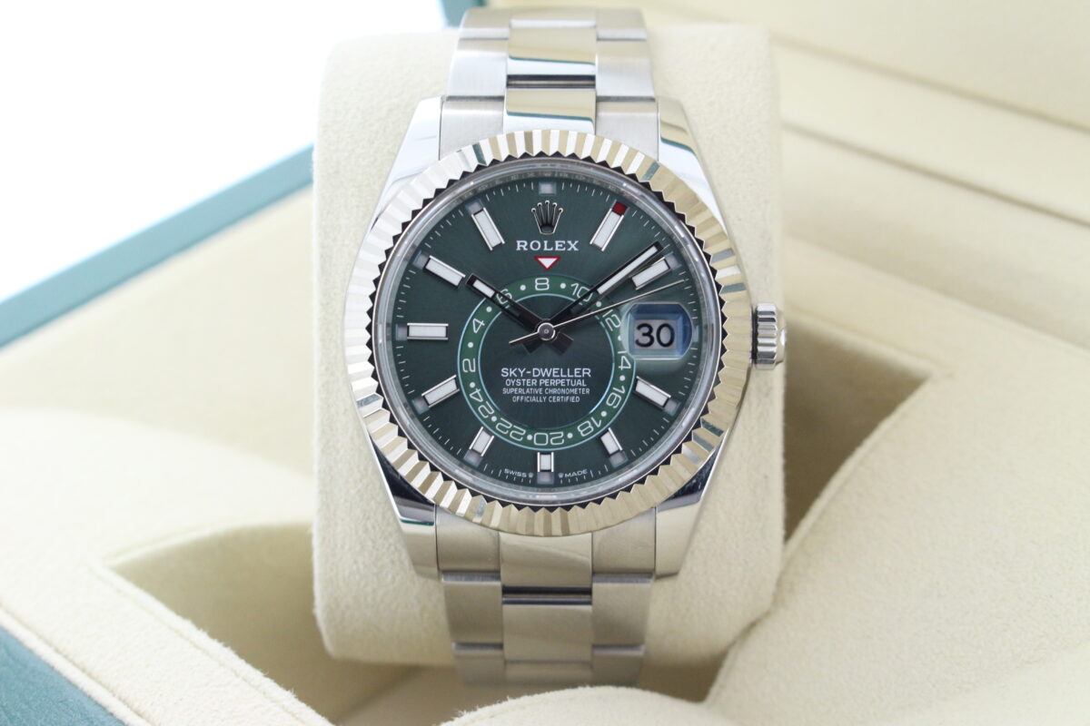 Rolex Sky-dweller 336934 Green Dial in it's box turned