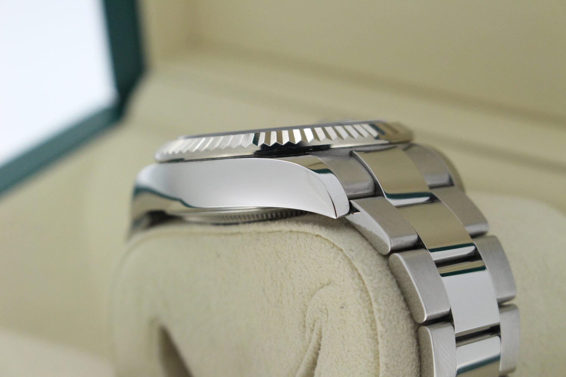 Rolex Sky-dweller 336934 Green Dial angle of case