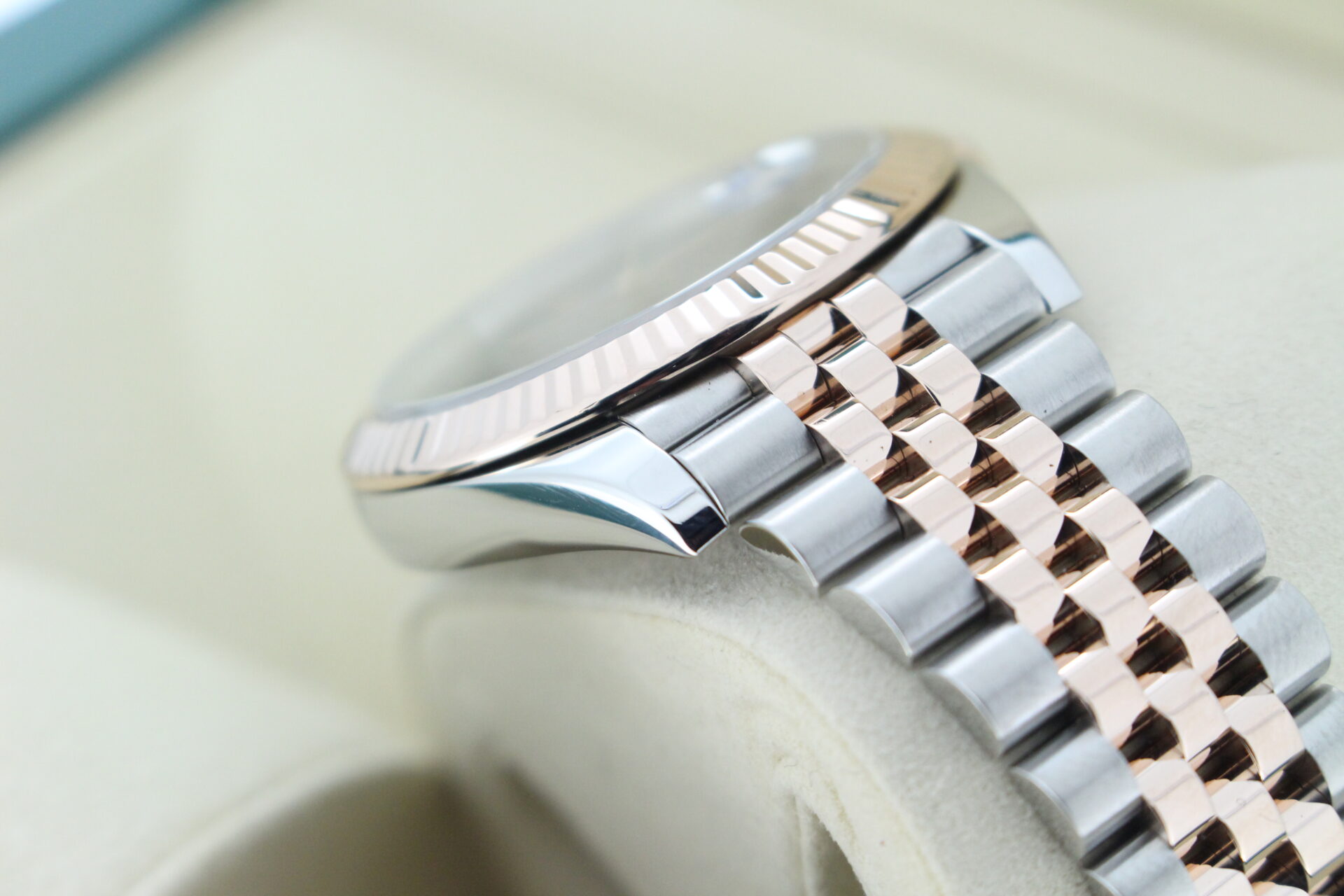 Rolex Datejust Wimbledon Bi-Metal Jubilee 126331 angle of case