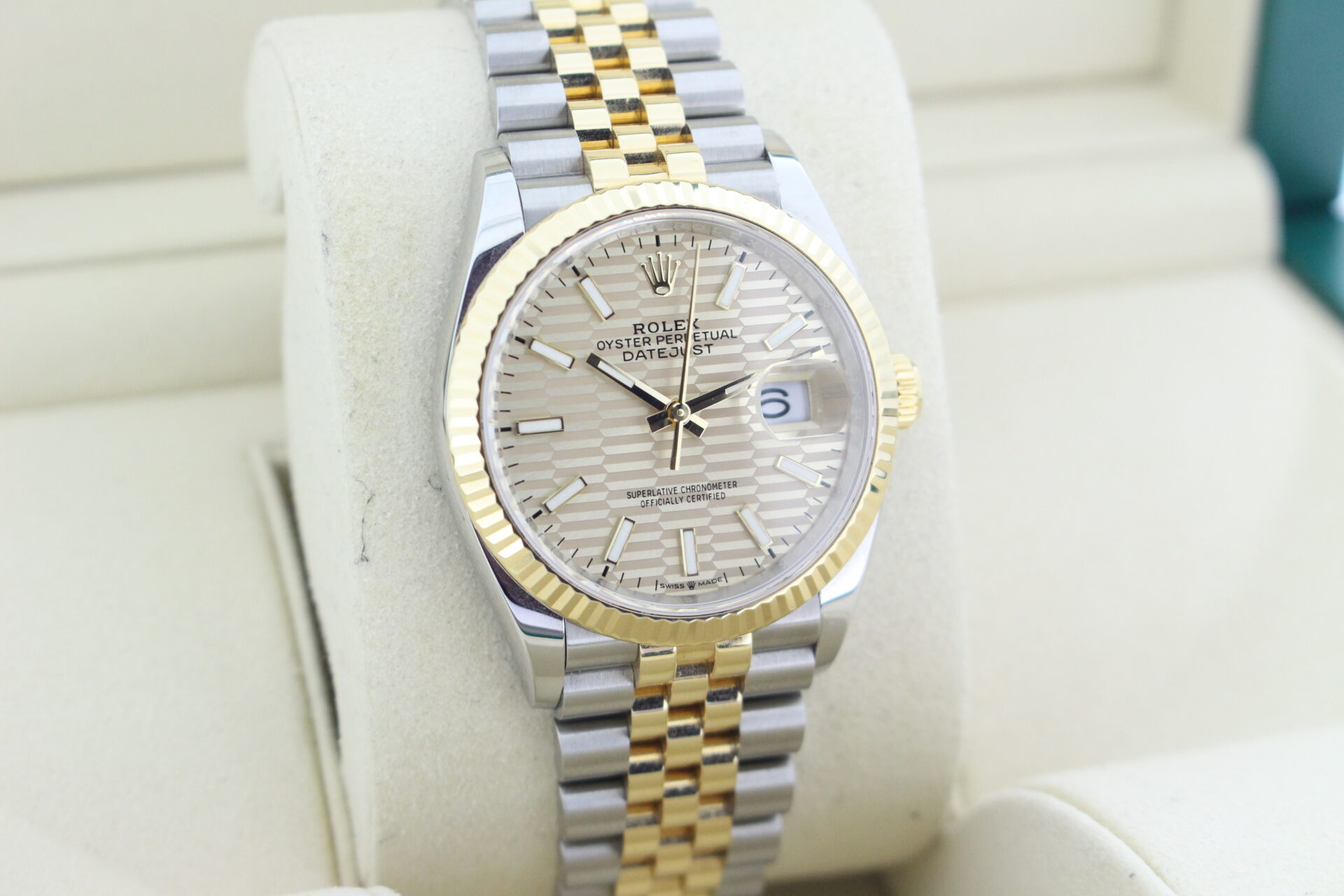 Rolex Datejust 36 Motif 126233 facing towards the right to show the left angle