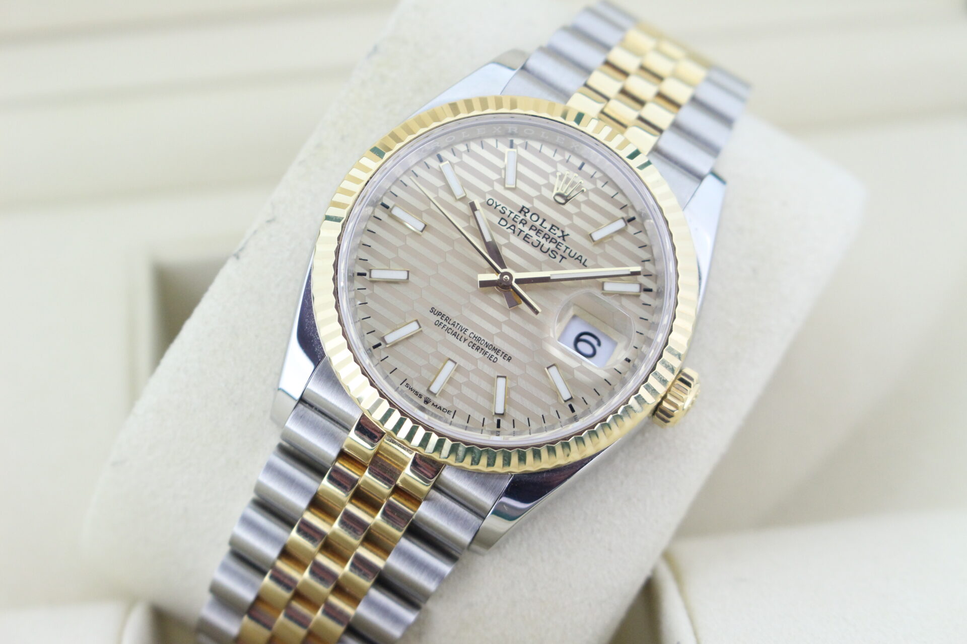Rolex Datejust 36 Motif 126233 tilted
