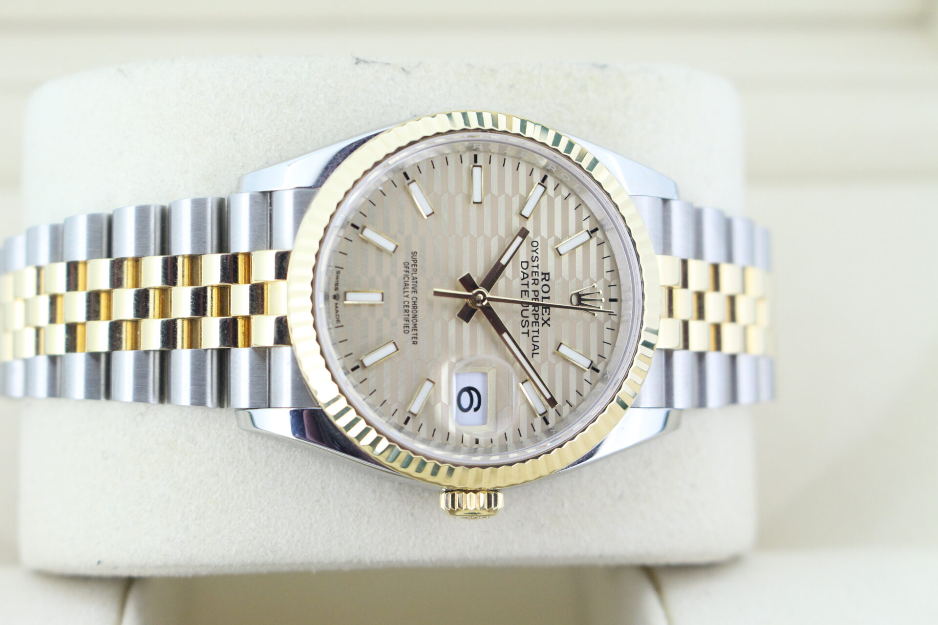 Rolex Datejust 36 Motif 126233 on it's side