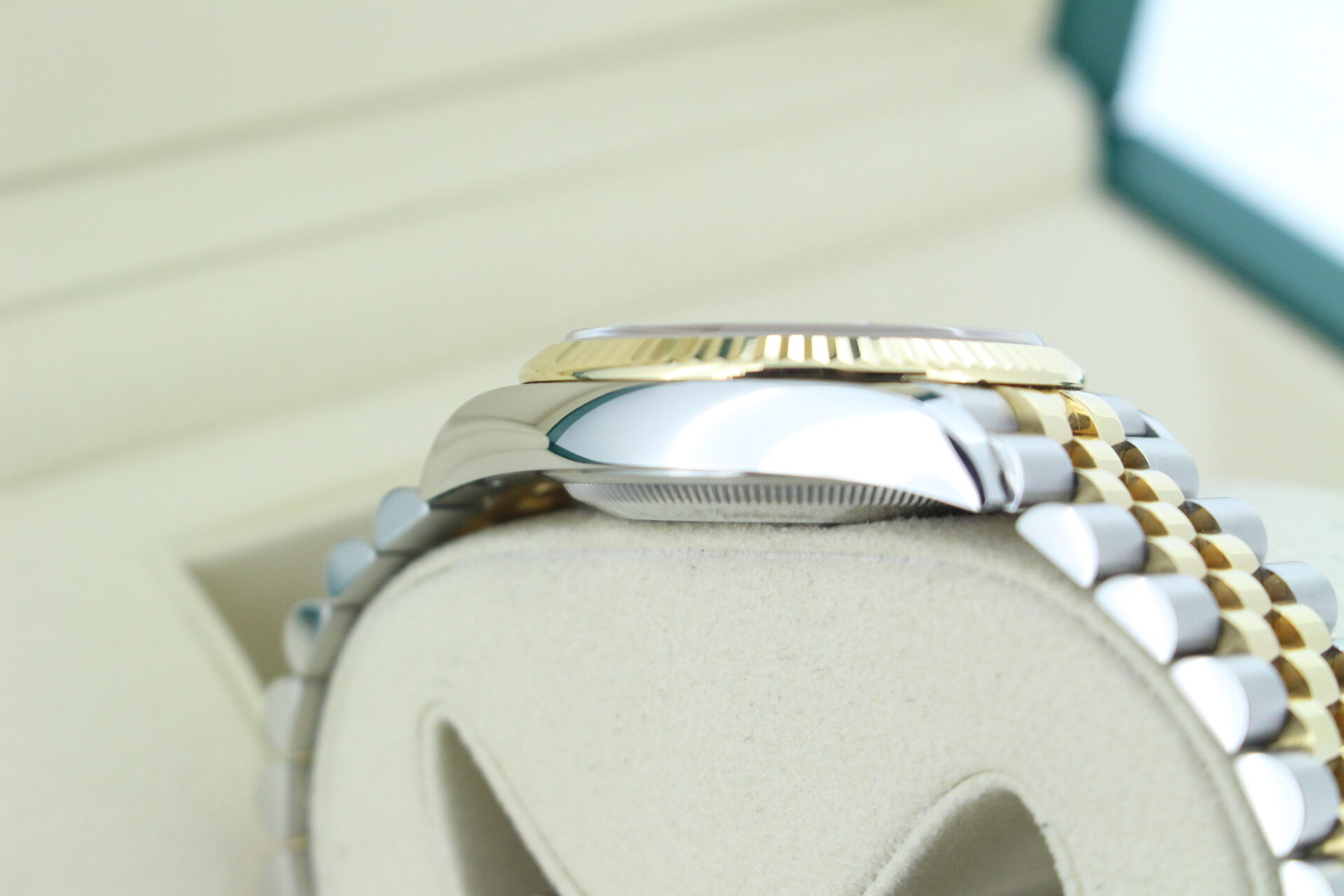 Rolex Datejust 36 Motif 126233 case