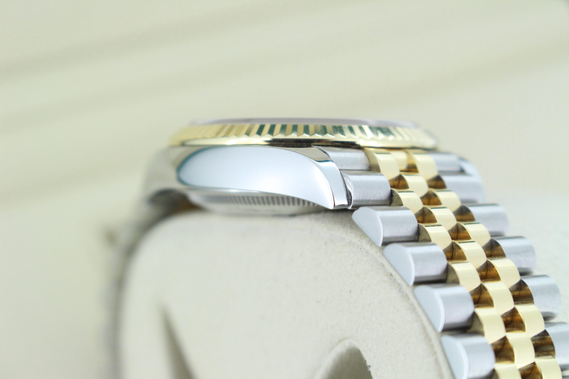 Rolex Datejust 36 Motif 126233 angle of case