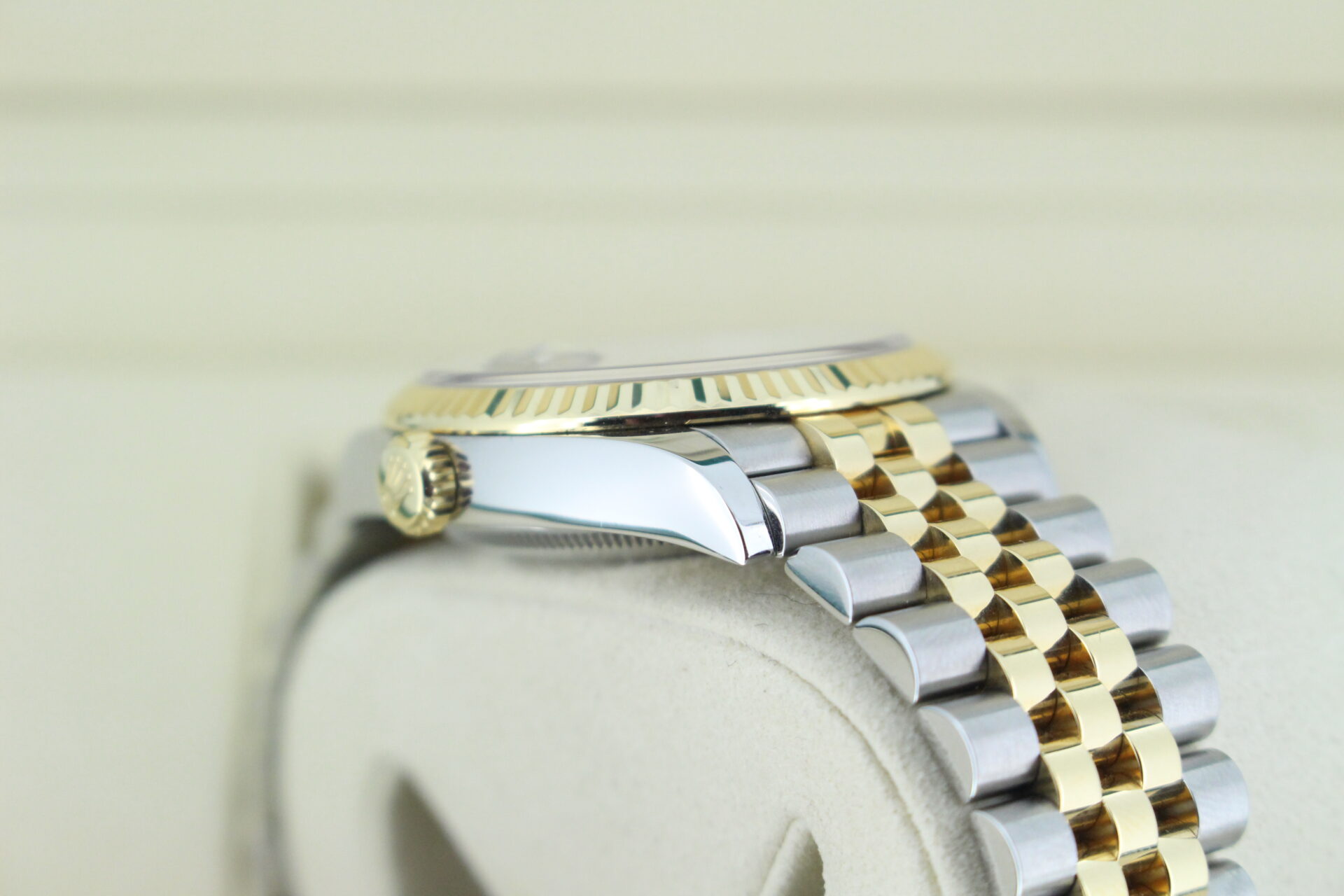 Rolex Datejust 36 Motif 126233 angle of crown