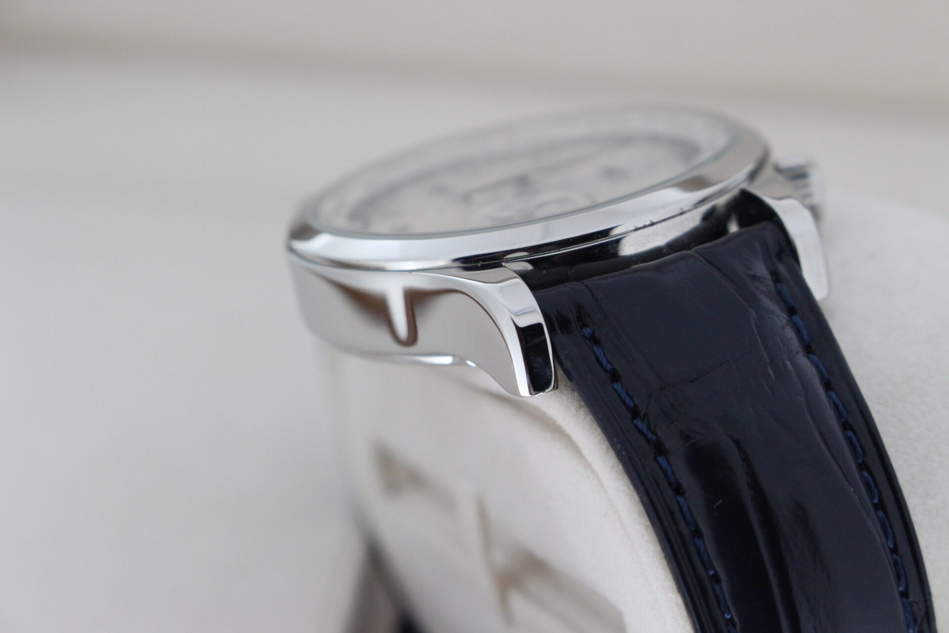 Jaeger-LeCoultre Master Geographic World Timer angle of case