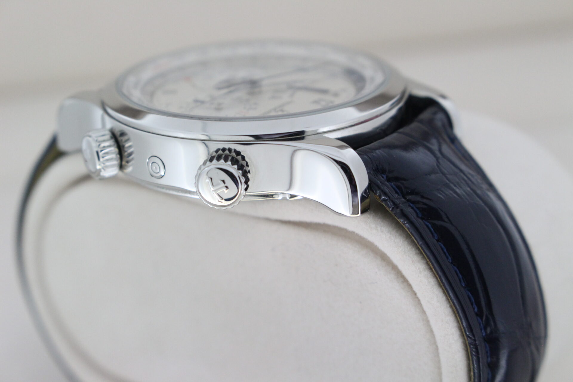 Jaeger-LeCoultre Master Geographic World Timer angle of crowns