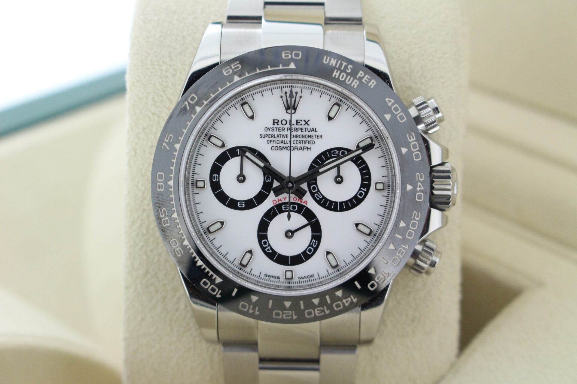 Closer picture of the black bezel and white dial