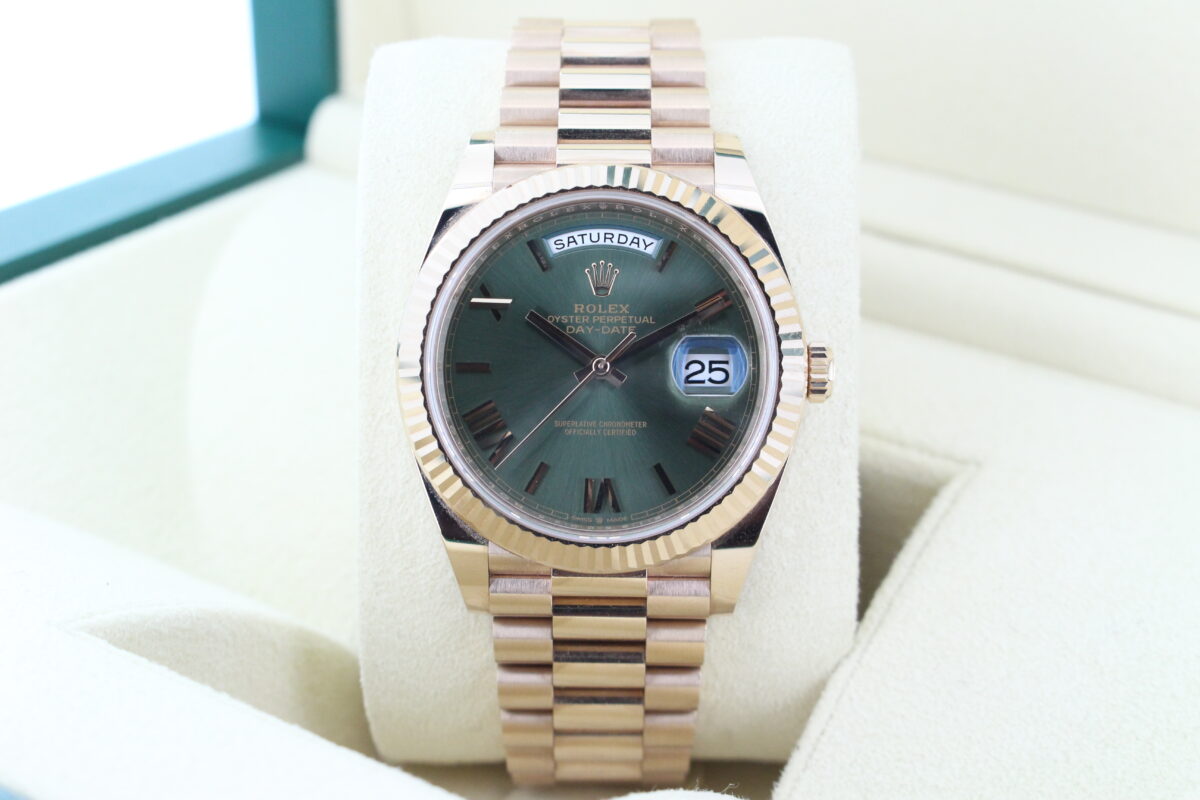 Rolex Day-Date Olive 228235 turned in it's box