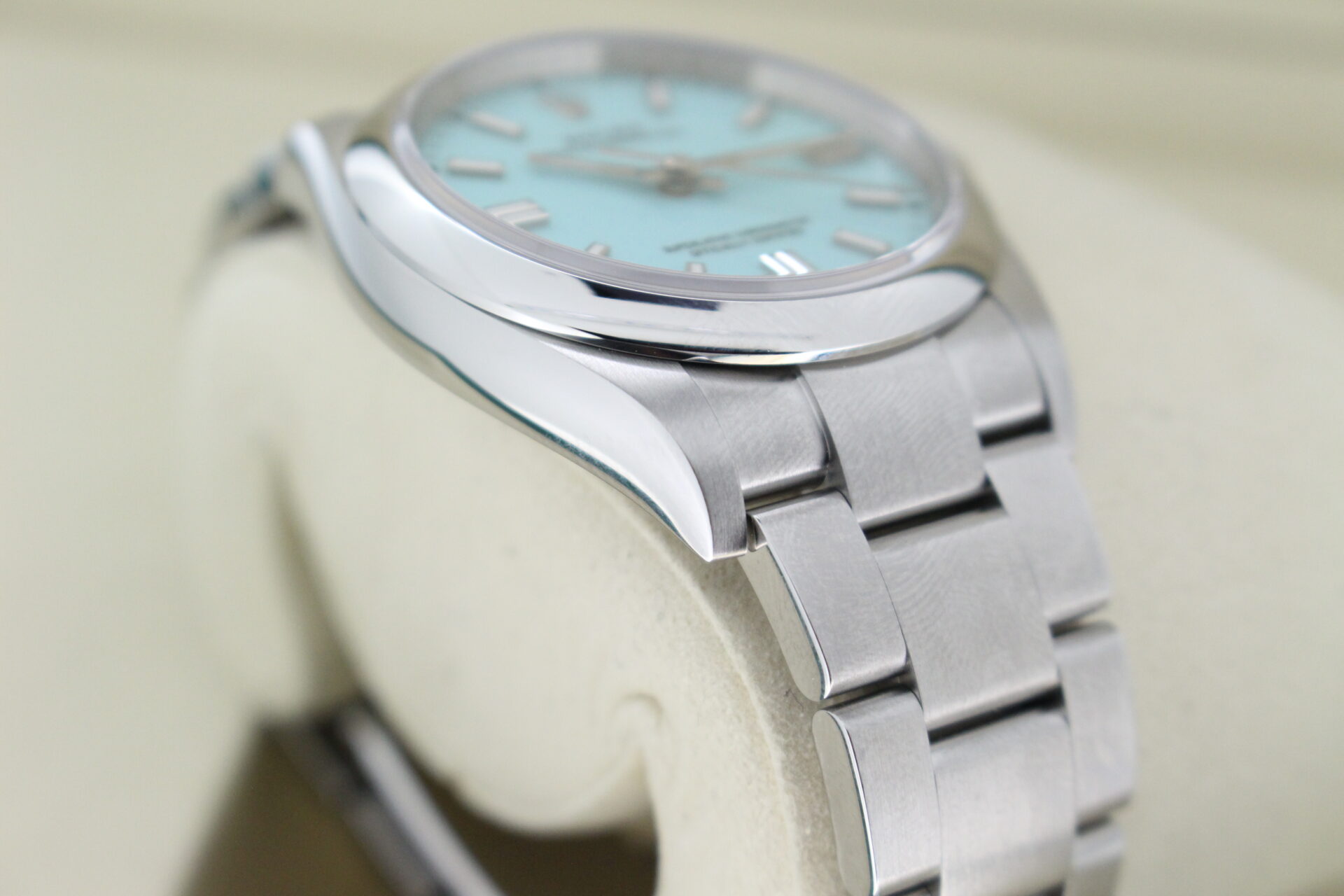 Rolex Oyster Perpetual 36 Tiffany 126000 angle of case