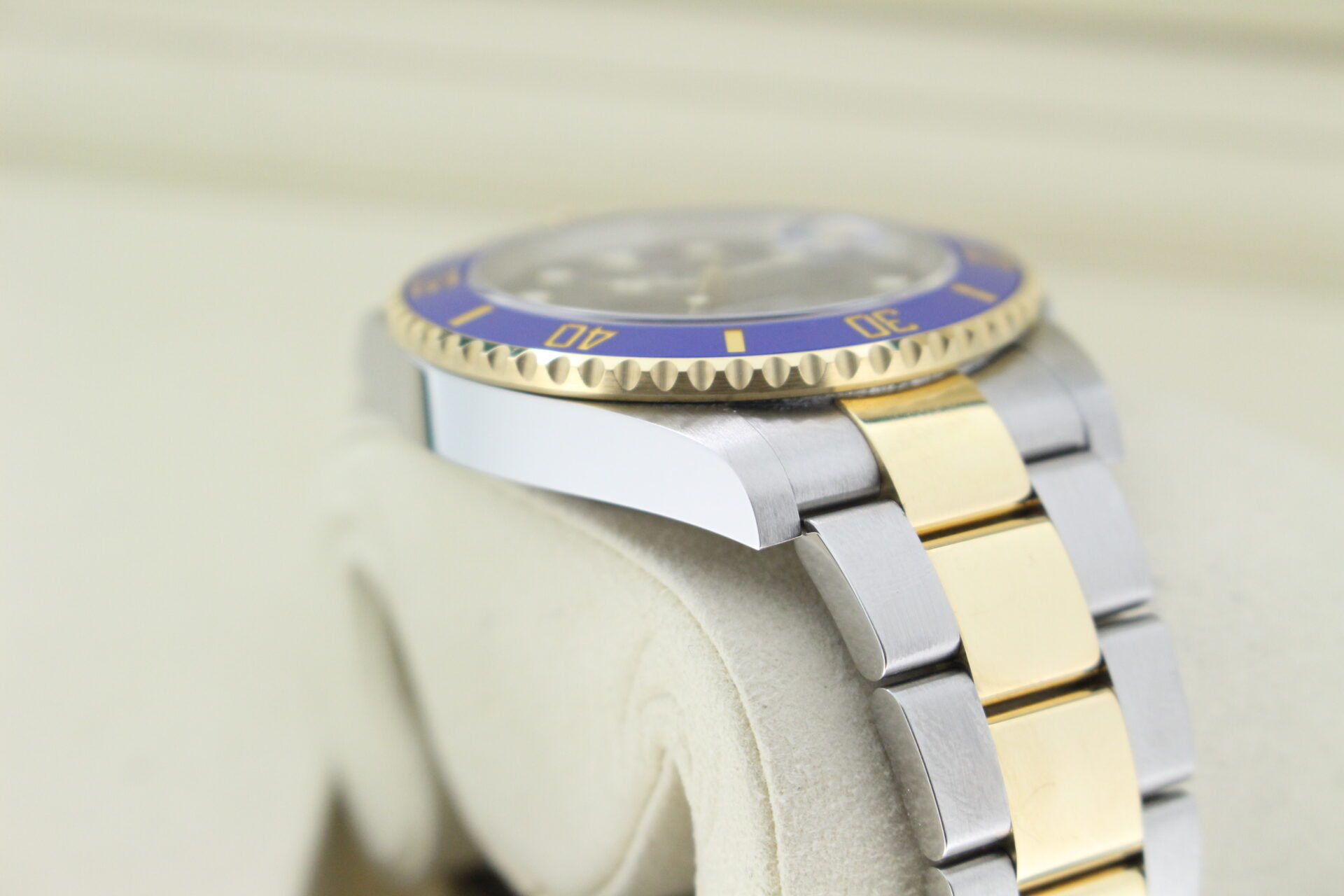 Rolex Submariner Bluesy 126613LB angle of case