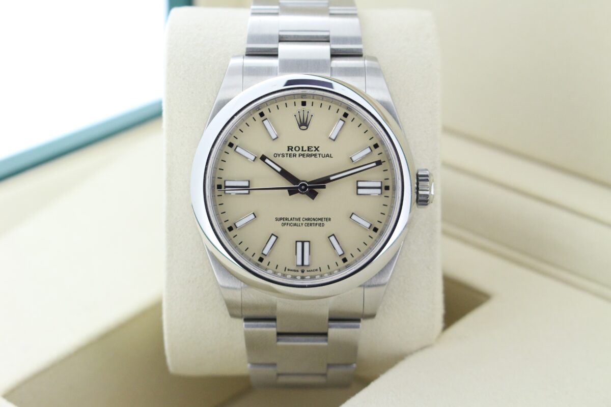Rolex Oyster Perpetual 41mm Beige 134300 turned in box