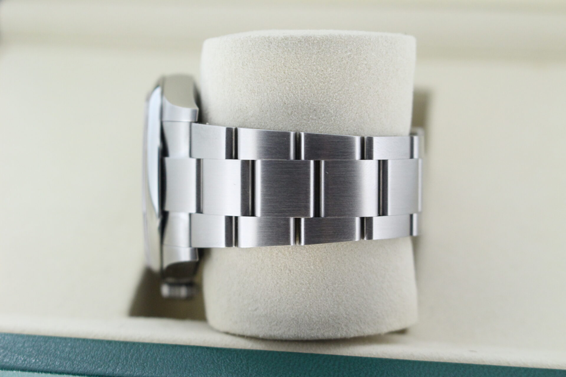 Rolex Oyster Perpetual 41mm Beige 134300 Oyster bracelet