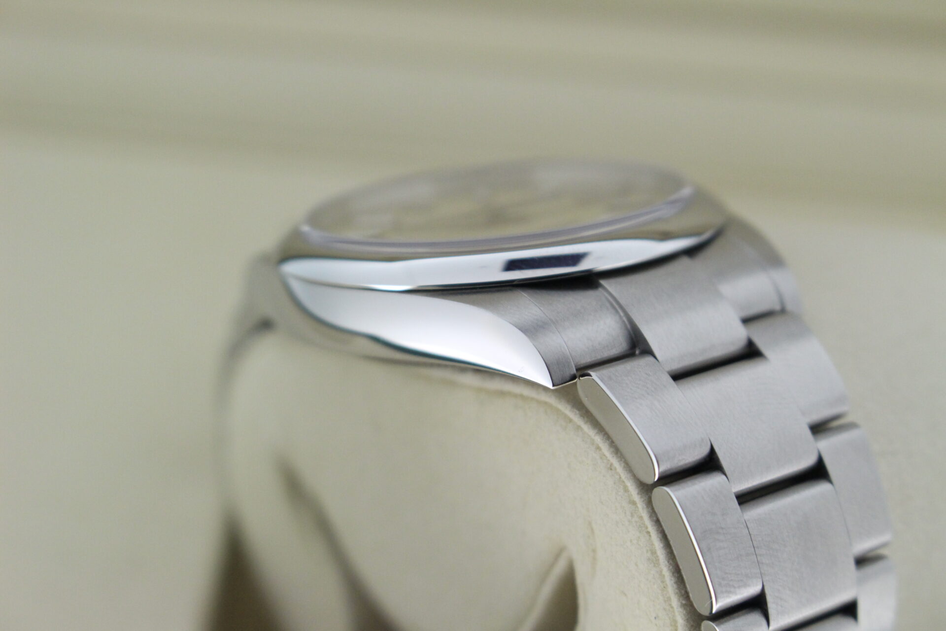Rolex Oyster Perpetual 41mm Beige 134300 angle of case