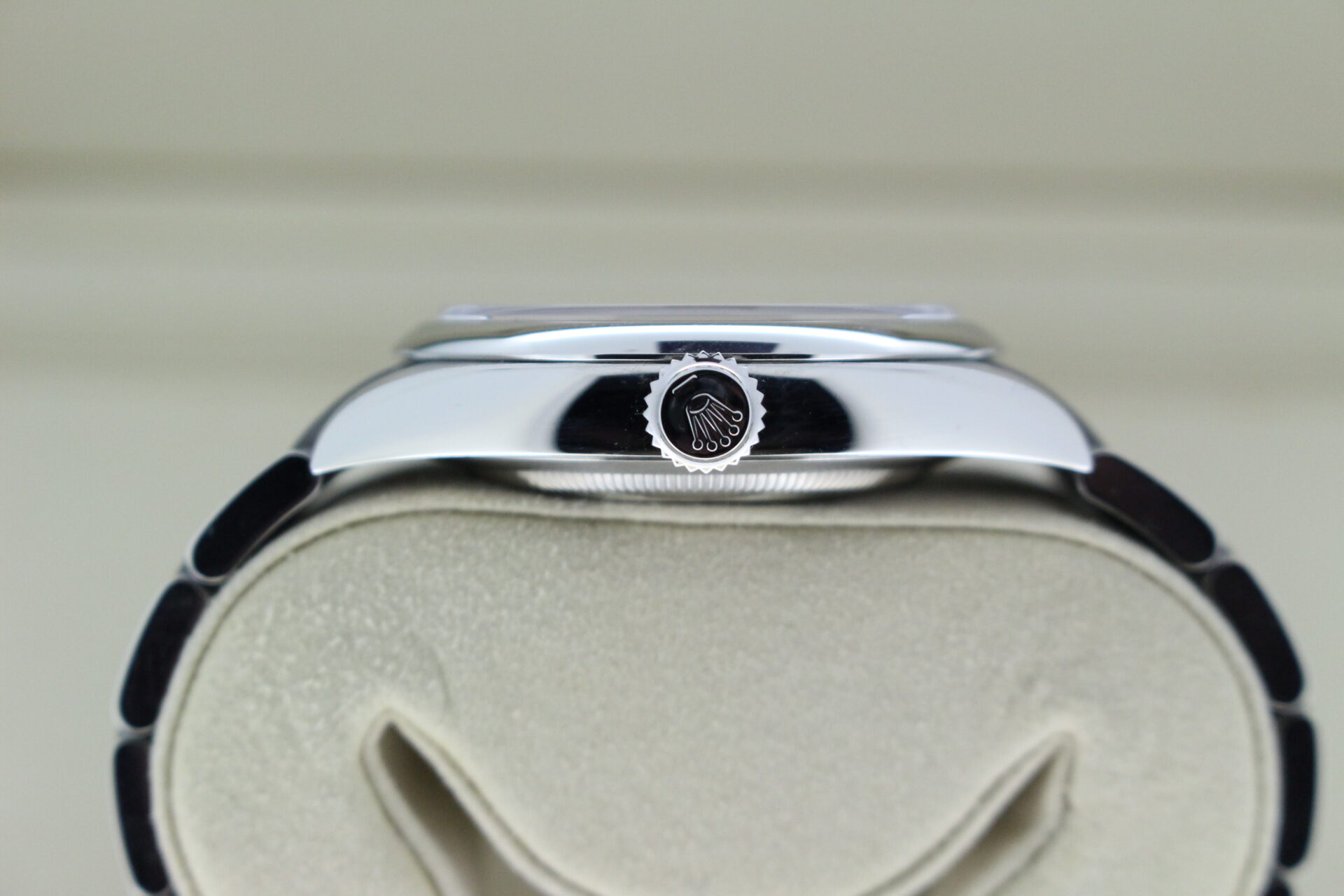 Rolex Oyster Perpetual 41mm Beige 134300 crown