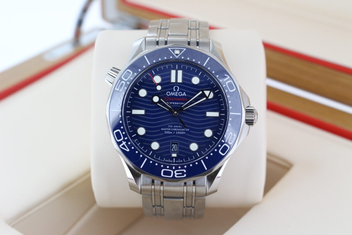 Omega Seamaster 300m Blue Wave turned in it's box