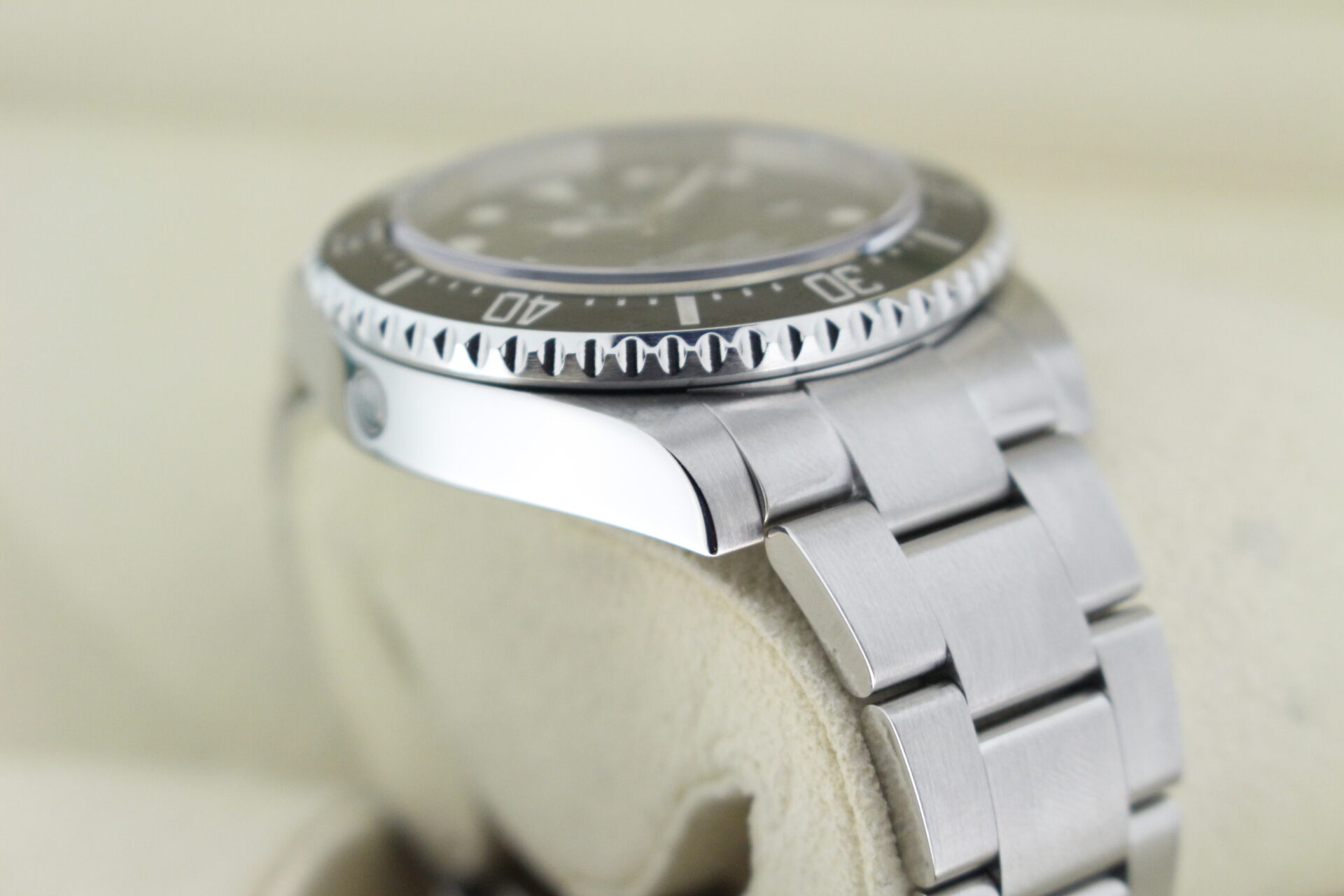 Rolex Sea-Dweller 116600 angle of case