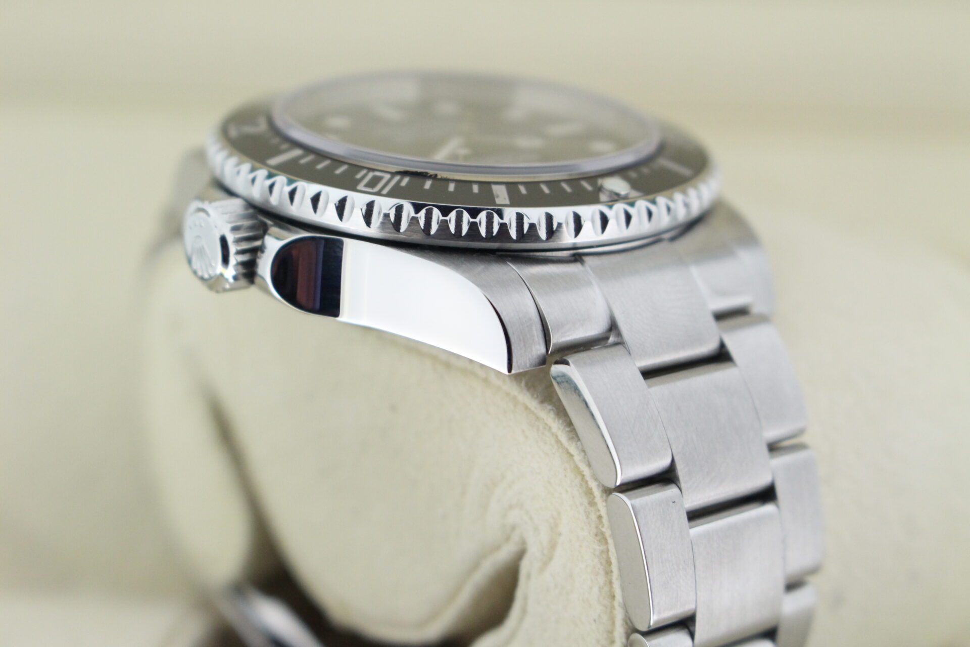 Rolex Sea-Dweller 116600 angle of crown
